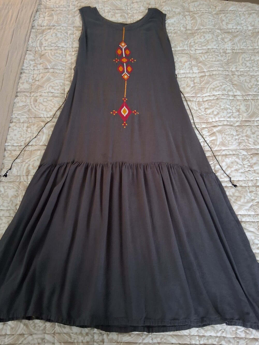 Sleeveless Gray Maxi Dress with Embroidered Tribal Motif